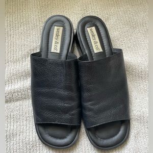 Wesley & Co. Black Leather Sandals | Women’s Size 8.5